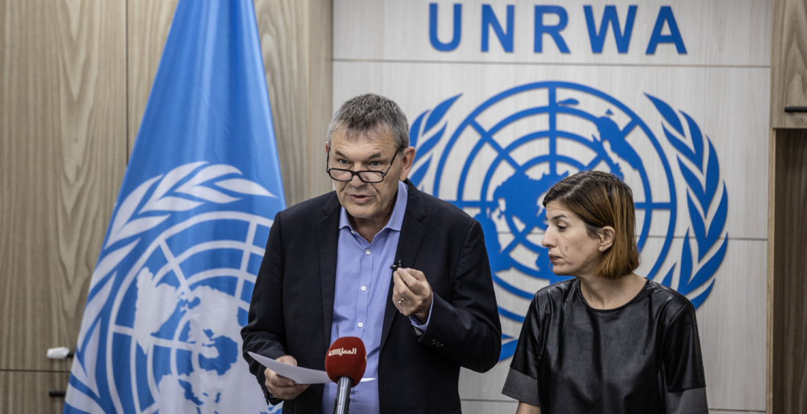 بنك إسرائيلي يجمّد حساب “الأونروا”.. والاتحاد الأوروبي يحذّر من تداعيات كارثية لوقف تمويل الوكالة