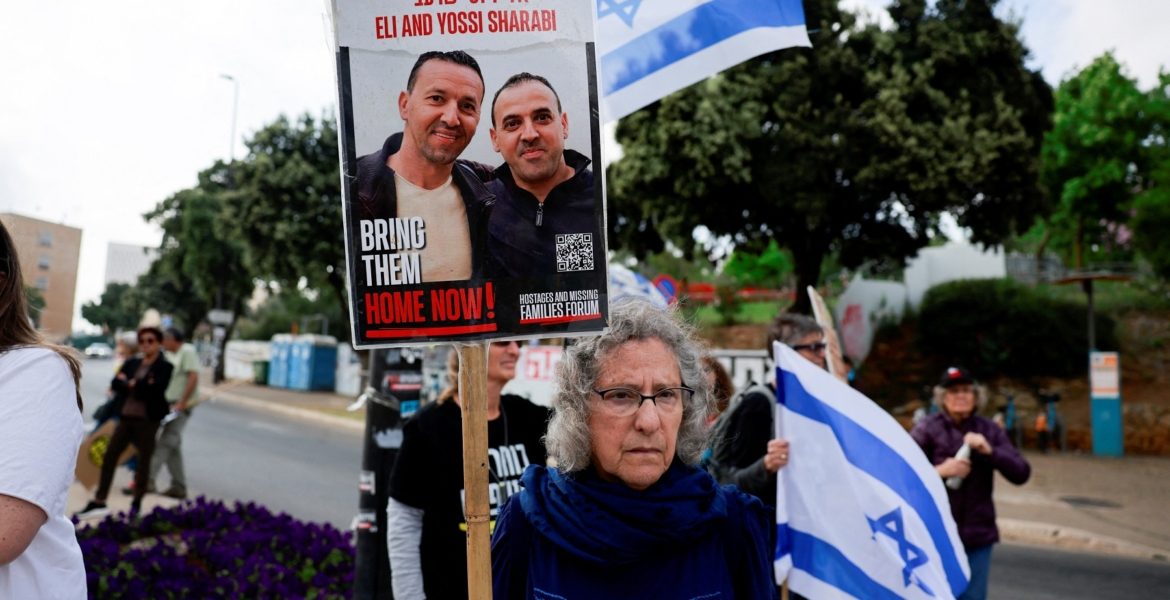 غاز أطلقه الاحتلال قتلهم! إعلام عبري يكشف تفاصيل عن الأسرى الـ6 الذين تم انتشال جثامينهم من نفق بغزة