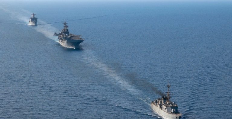 البحرية الأمريكية تواجه “أكثف معركة” منذ الحرب العالمية الثانية.. هكذا وصف قادة عسكريون هجمات الحوثيين