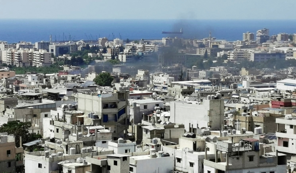 تجدد الاشتباكات بمخيم عين الحلوة.. 5 قتلى وإصابة مسؤول بـ”الجهاد”، وتحركات لوقف التصعيد