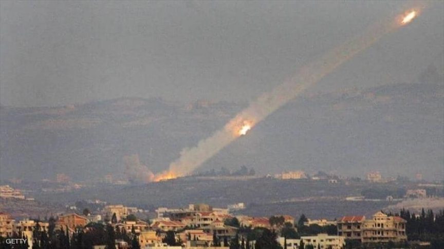 حزب الله يطلق مئات الصواريخ رداً على اغتيال أحد قادته.. والاحتلال يكسر حاجز الصوت فوق بيروت 