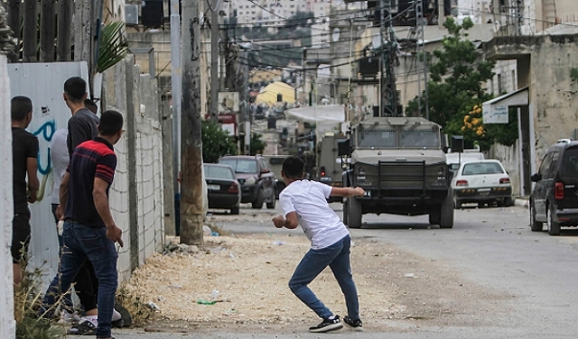 مداهمات واعتقالات بالضفة وسط مواجهات واشتباكات