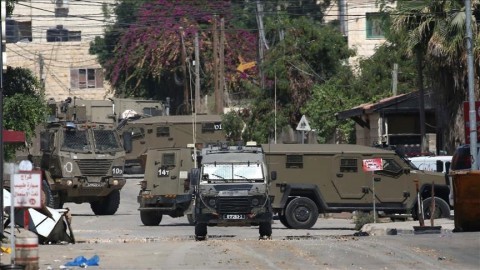 الضفة تحت العدوان.. إسرائيل تحرق منزلا وتدمر محلات تجارية بطولكرم
