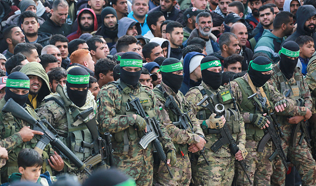 21 يومًا على وقف النار في غزة: تسليم 3 إسرائيليين ووصول دفعة من الأسرى الفلسطينيين إلى رام الله