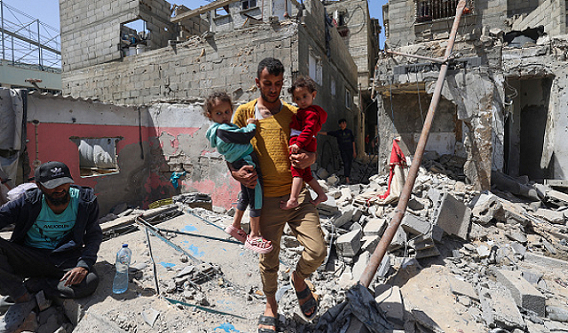 الحرب على غزة: شهداء بينهم أطفال بمجزرة في عيادة تؤوي نازحين
