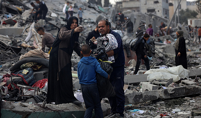 الحرب على غزة: مجزرة بخانيونس ونزوح متواصل بالقطاع