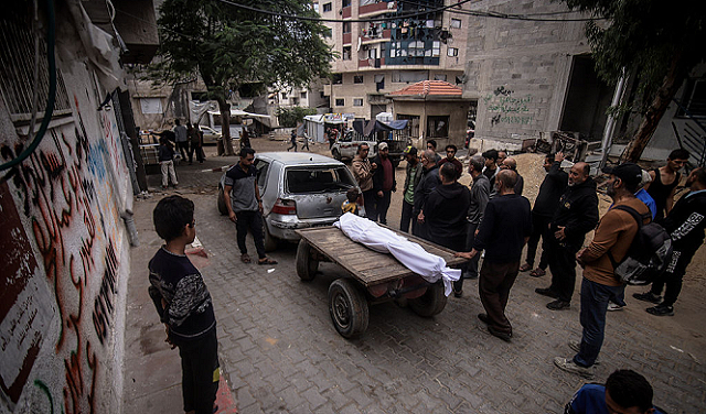 غزة تحت النار: شهيد في بيت لاهيا ودبابات الاحتلال تتوغل شرق دير البلح