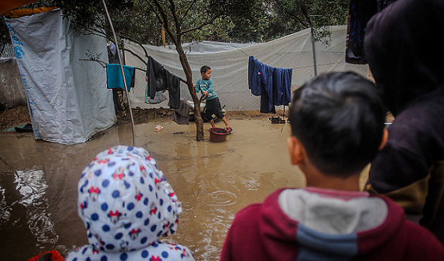 الأمطار تغرق خيام النازحين في غزة: شهداء وقصف على رفح وخانيونس