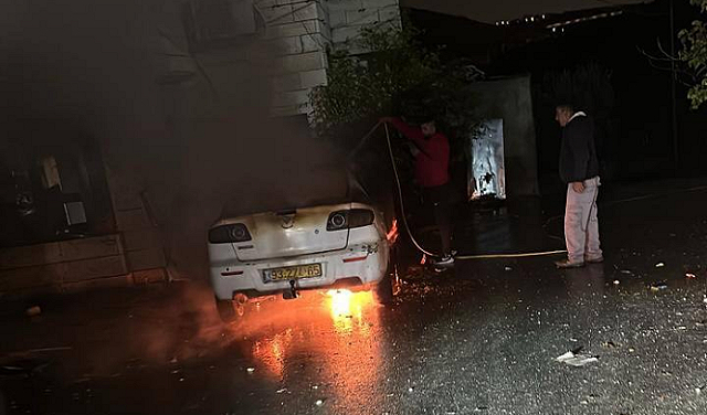 مستوطنون يحرقون مركبات ويخطون شعارات عنصرية في عين يبرود