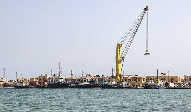 التحالف السعودي ينفذ ضربة جوية في ميناء المكلا باليمن