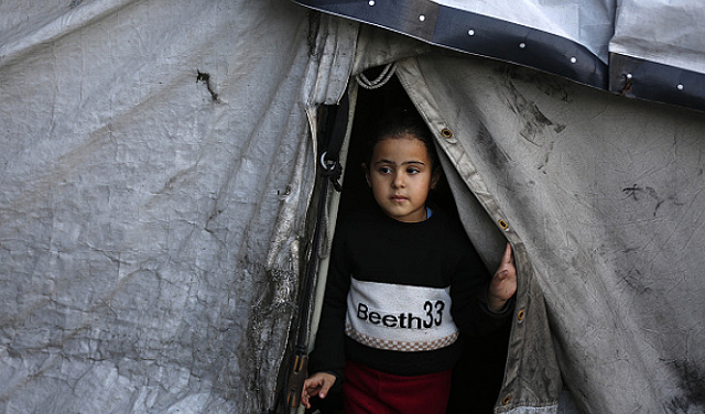 غزة: استشهاد أم وطفلها جراء احتراق خيمة وشهيدة طفلة بسبب البرد القارس