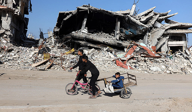 خروقات إسرائيلية في غزة: جيش الاحتلال يجدد قصفه الجوي والمدفعي على القطاع بعد يوم دامٍ