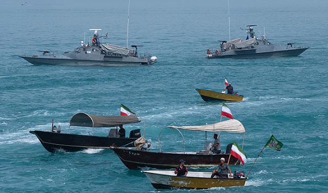 ترامب يدرس الخيارات العسكرية ويؤكد بقاء باب التفاوض مع إيران