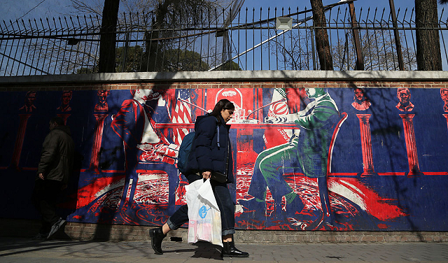 تقرير: إسرائيل تخشى توصل واشنطن وطهران لاتفاق نووي فقط وتنتظر إحاطتها بالمفاوضات