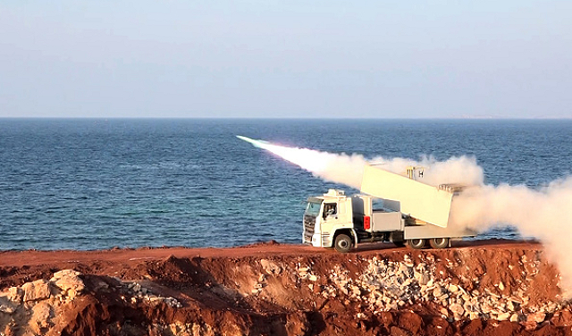 توتر متصاعد: إيران تعلن إطلاق صواريخ ومناورات مع روسيا وواشنطن تعزز قواتها