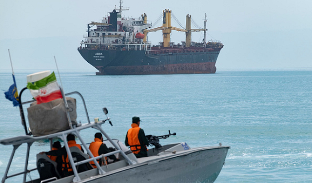 الحرس الثوري الإيراني يعلن "السيطرة الكاملة" على مضيق هرمز