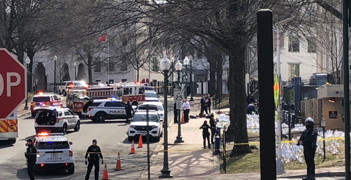 رجل يضرم النار في نفسه أمام سفارة إسرائيل في واشنطن.. وسيارة “مشبوهة” تستنفر الأمن الأمريكي (فيديو)