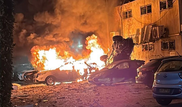 3 رشقات صاروخية إيرانية وسقوط شظايا واندلاع حرائق بعدة بلدات إسرائيلية