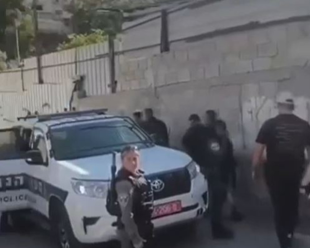 الاحتلال يعتقل وزير القدس ويصادر اموال من اسرى محررين بحجة انها اموال من السلطة
