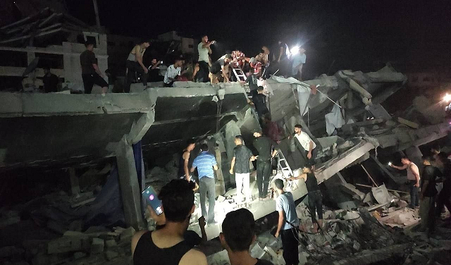 غزة: 14 شهيدا ونحو 100 مفقود بعد انهيار بناية مأهولة بالنازحين