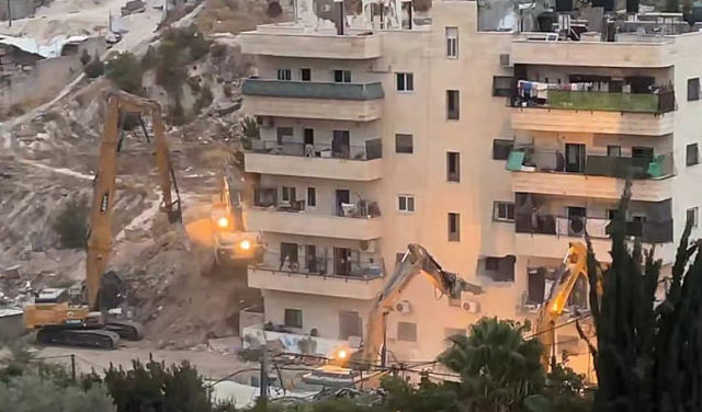 بن غفير يشرف على هدم بناية سكنية في الطور بالقدس وتشريد عشرات الأطفال والنساء