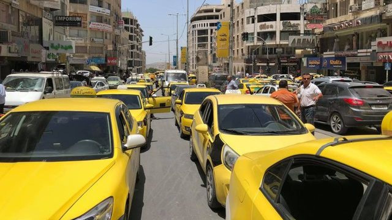إضراب شامل الأربعاء إذا لم تنخفض أسعار المحروقات.. قطاع النقل يصعّد احتجاجاته