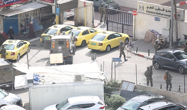 مصابون بينهم شاب وفتى بالرصاص الحي برام الله والبيرة: محاصرة مشفى ومداهمة مؤسستين حقوقيتين