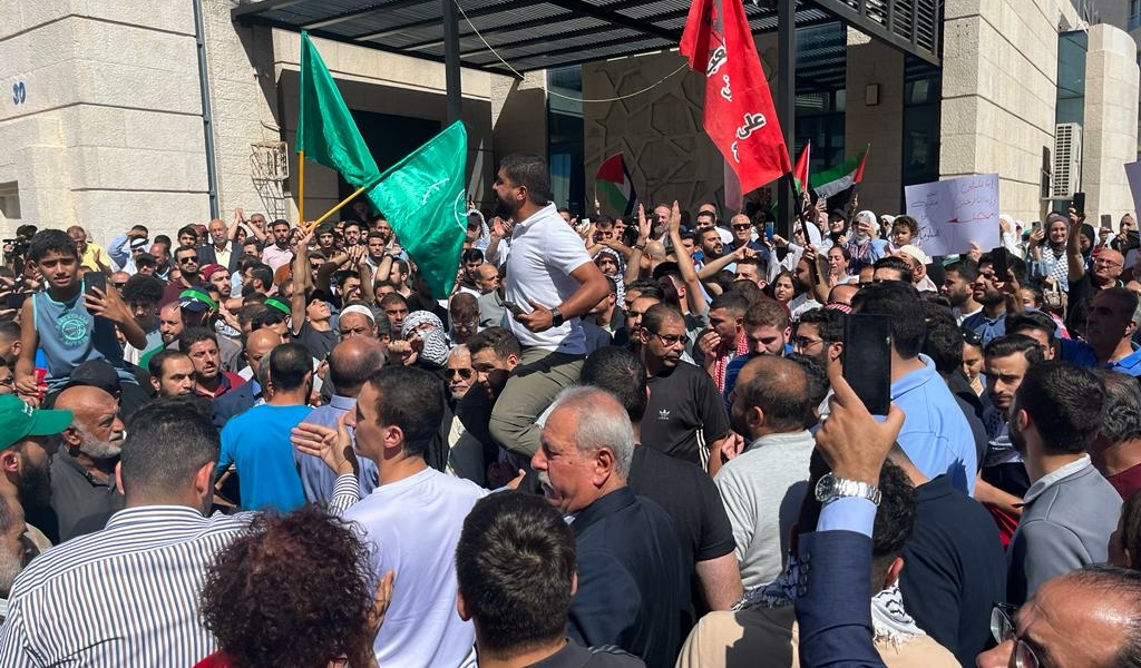 اعتقالات ومواجهات عنيفة بين قوات أردنية ومتظاهرين أمام سفارة إسرائيل.. حاولوا اقتحامها والأمن فرّقهم بالقوة (فيديو)