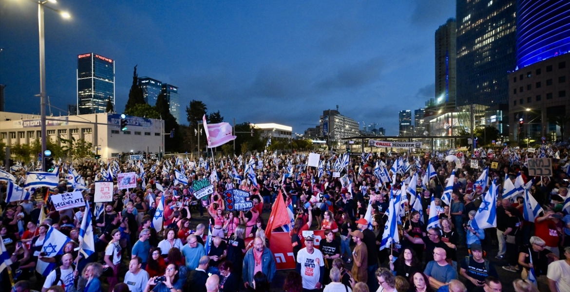 آلاف الإسرائيليين يتظاهرون أمام منزل “هرتسوغ”.. طالبوا بصفة لتبادل الأسرى وإجراء انتخابات مبكرة 