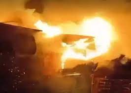 فيديو | مستوطنون يحرقون منزلًا في دوما وقوات والاحتلال تهدم منزلين شمال الخليل