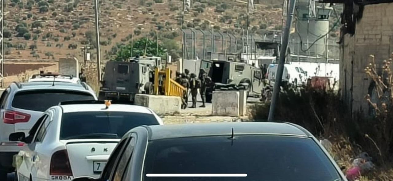بالصور بزعم تنفيذ عملية دهس.. الاحتلال يغلق حاجزي "حوارة" و"بيت فوريك" بنابلس