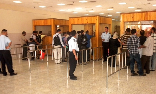 الشرطة: 800 معتمر غادروا معبر الكرامة اليوم الأربعاء معبر الكرامة