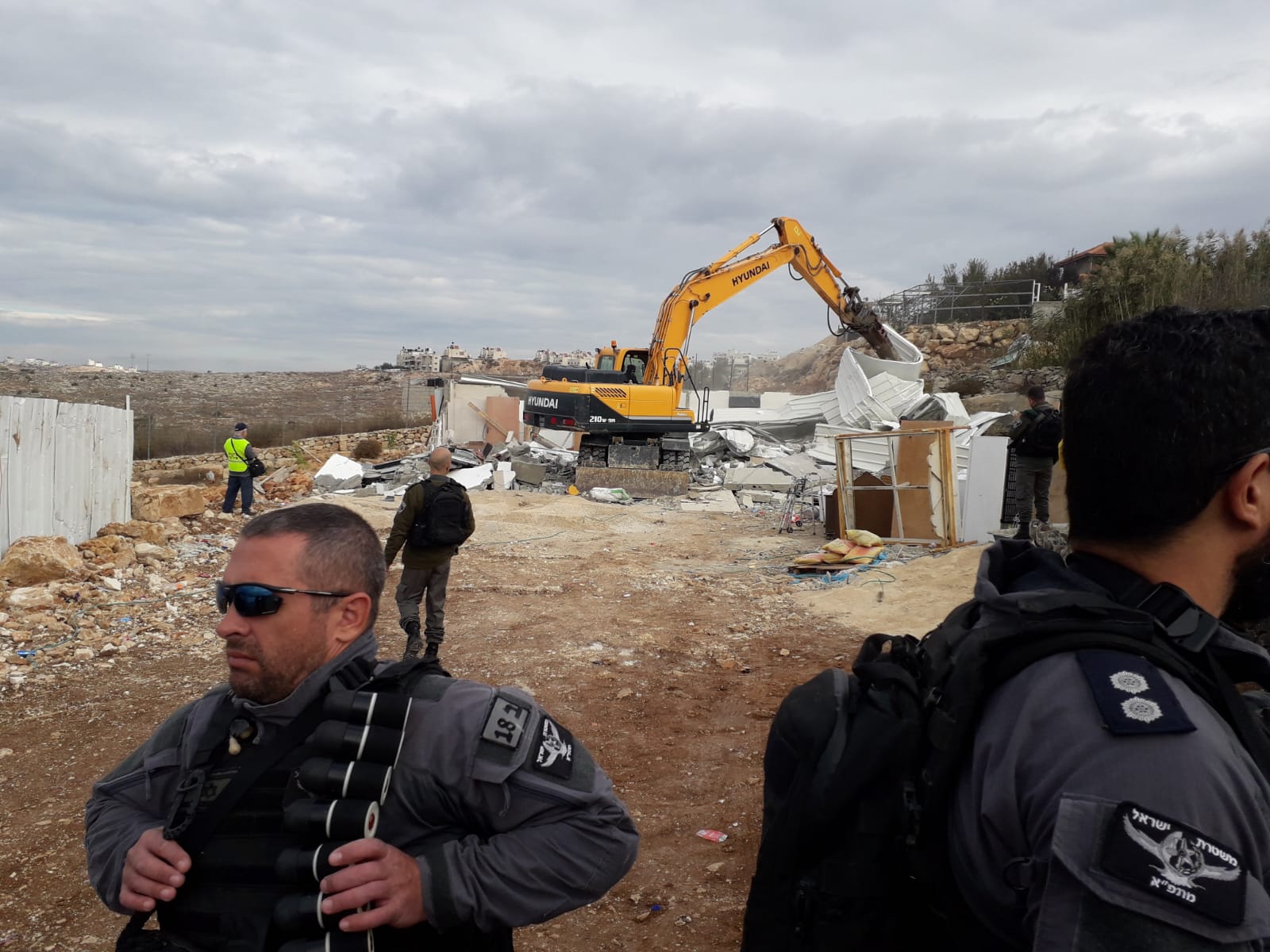 الاحتلال يهدم منزلا و6 محال تجارية بمخيم شعفاط