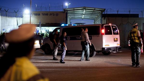 محقق إسرائيلي يشج رأس أسير من نابلس أثناء التحقيق