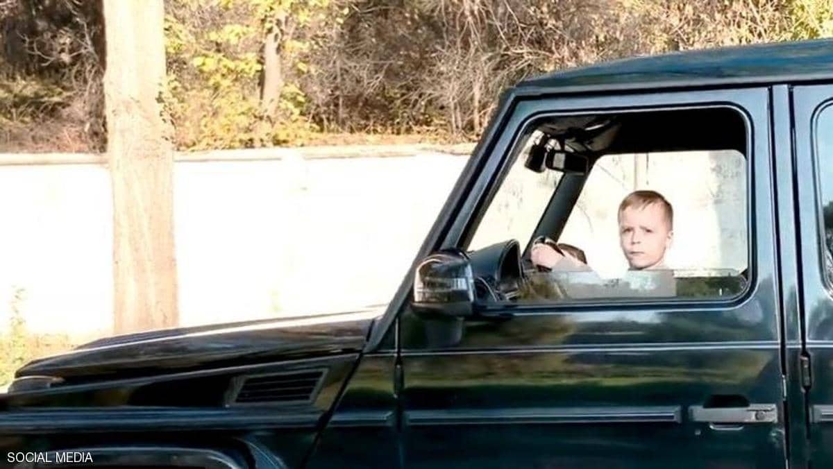 فيديو مخيف.. طفل الـ6 سنوات يقود سيارة دفع رباعي أمام والديه