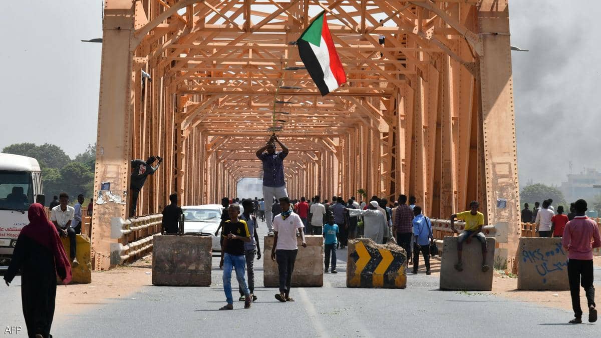 قطع الاتصالات في السودان وواشنطن تحذر من العنف ضد المحتجين