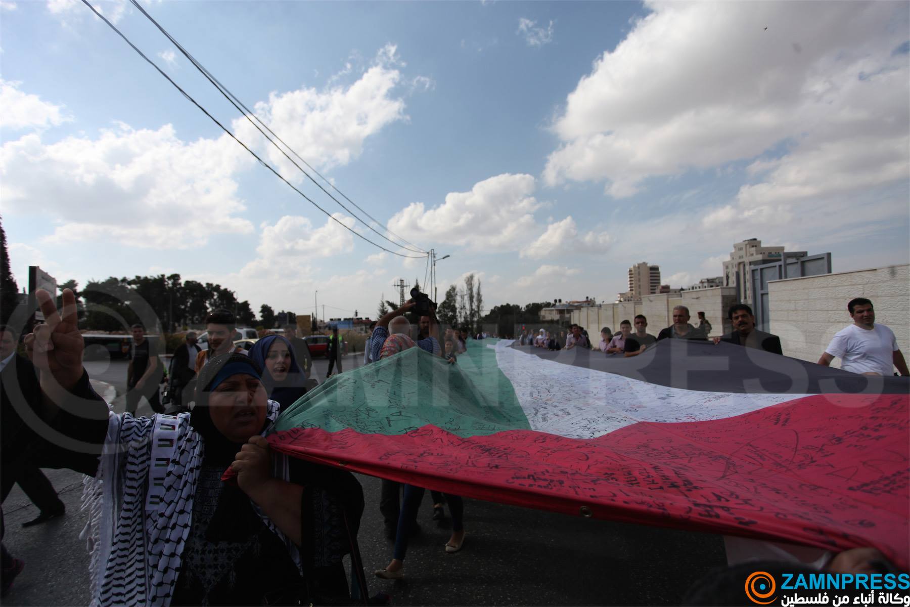 صور: رفع أطول علم فلسطيني في رام الله اطول علم فلسطيني