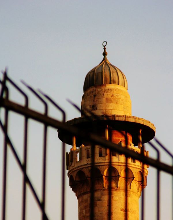 آخِر صُنّاع "أهلّة المساجد" بغزة يكافح في مهنته آخِر صُنّاع "أهلّة المساجد" بغزة يكافح في مهنته