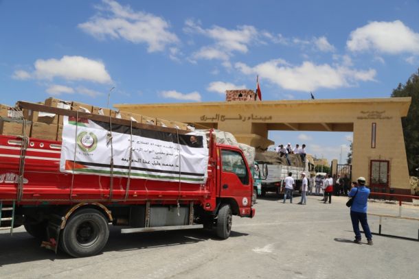 إدخال 330 شاحنة للقطاعين التجاري والزراعي عبر معبر رفح معبر رفح