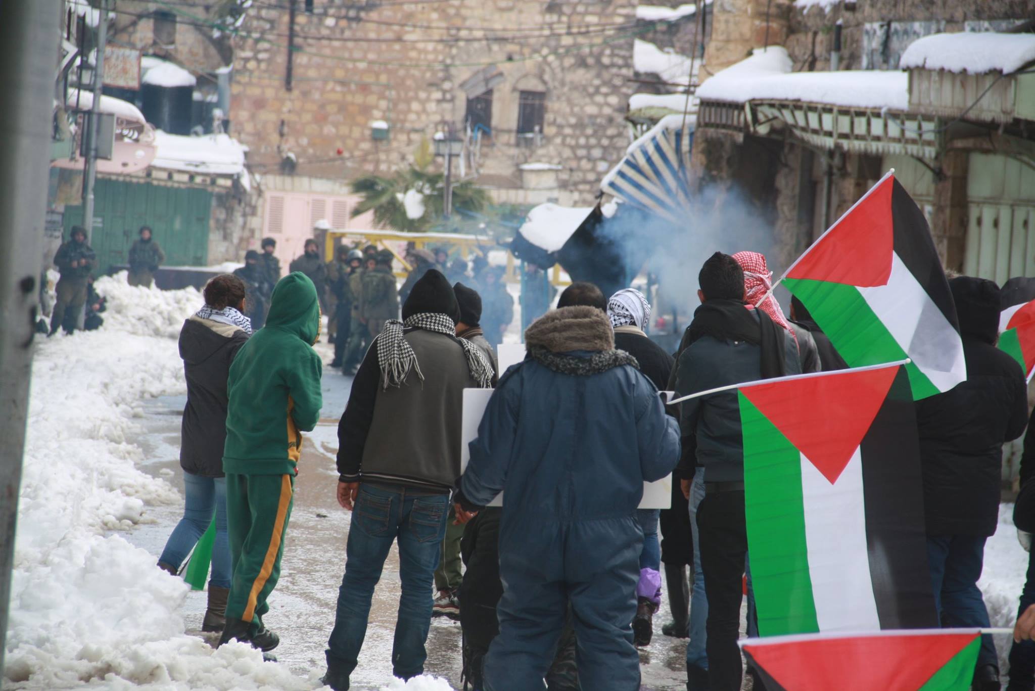 بالصور: مسيرة في الخليل تطالب بفتح شارع الشهداء صورة من المكان