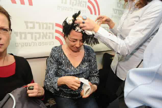 بالفيديو: مستوطنون يعتدون على حنين الزعبي الاعتداء على حنين الزعبي