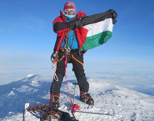 فلسطينية ترفع علم بلادها على أعلى قمة جبل في أمريكا