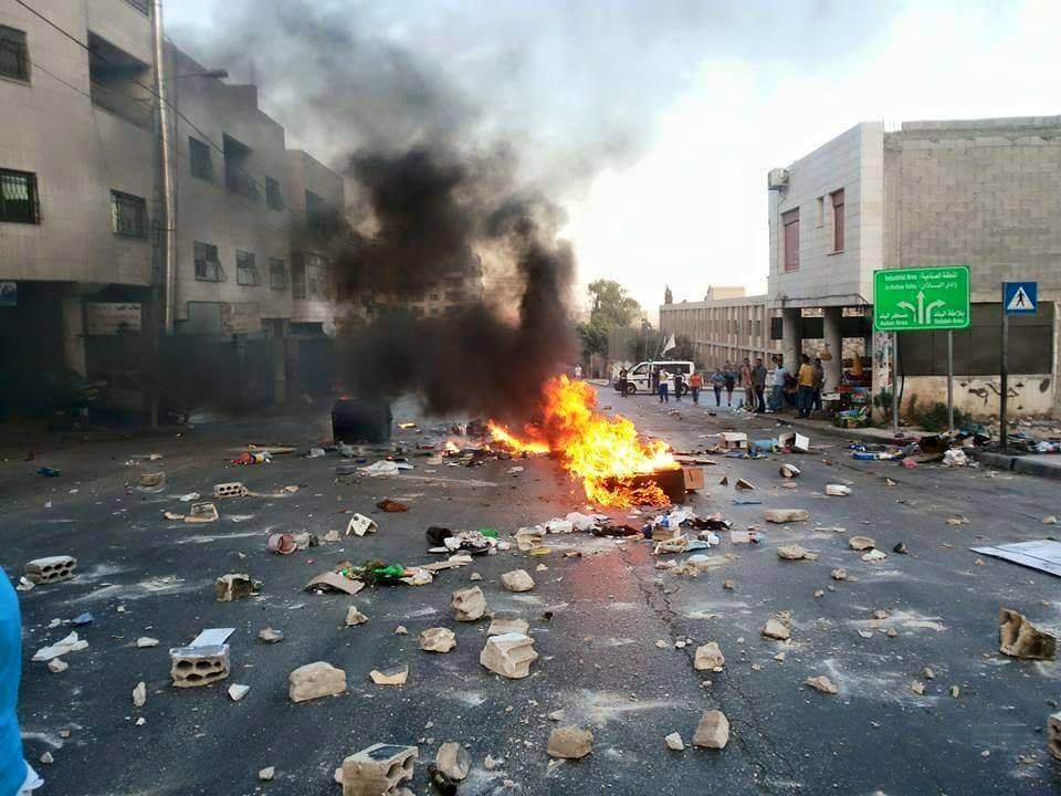 مواجهات بين الأجهزة الأمنية ومحتجين في نابلس مواجهات