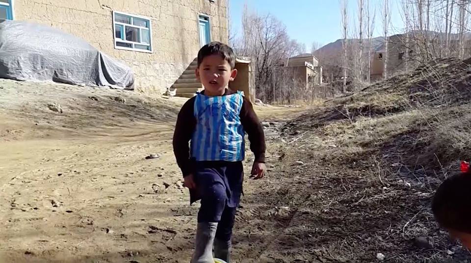 ميسي سيلتقي طفلًا أفغانيًا ارتدى قميصًا بلاستيكيًا