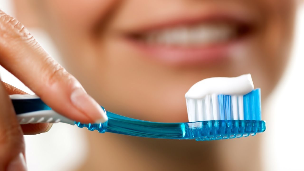 10 أخطاء ترتكبها عندما تنظف أسنانك! 10 أخطاء