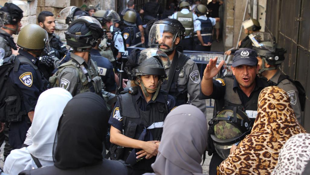 لليوم الثامن: استمرار المواجهات بعد صلاة التراويح في القدس