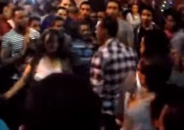 فيديو: يصفع شقيقته ويوبخها لأنها رقصت احتفالاً بفوز السيسي مصرية ترقص