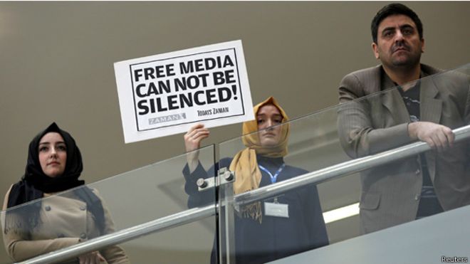 تركيا: مداهمة مؤسسات إعلامية والاتحاد الأوروبي يحذّر