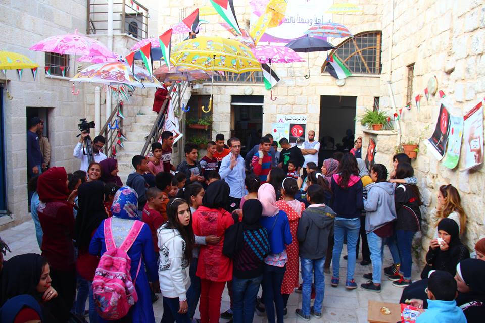 "المركز الفلسطيني" ينظم فعاليات تحت شعار "طفلة وليست زوجة "
