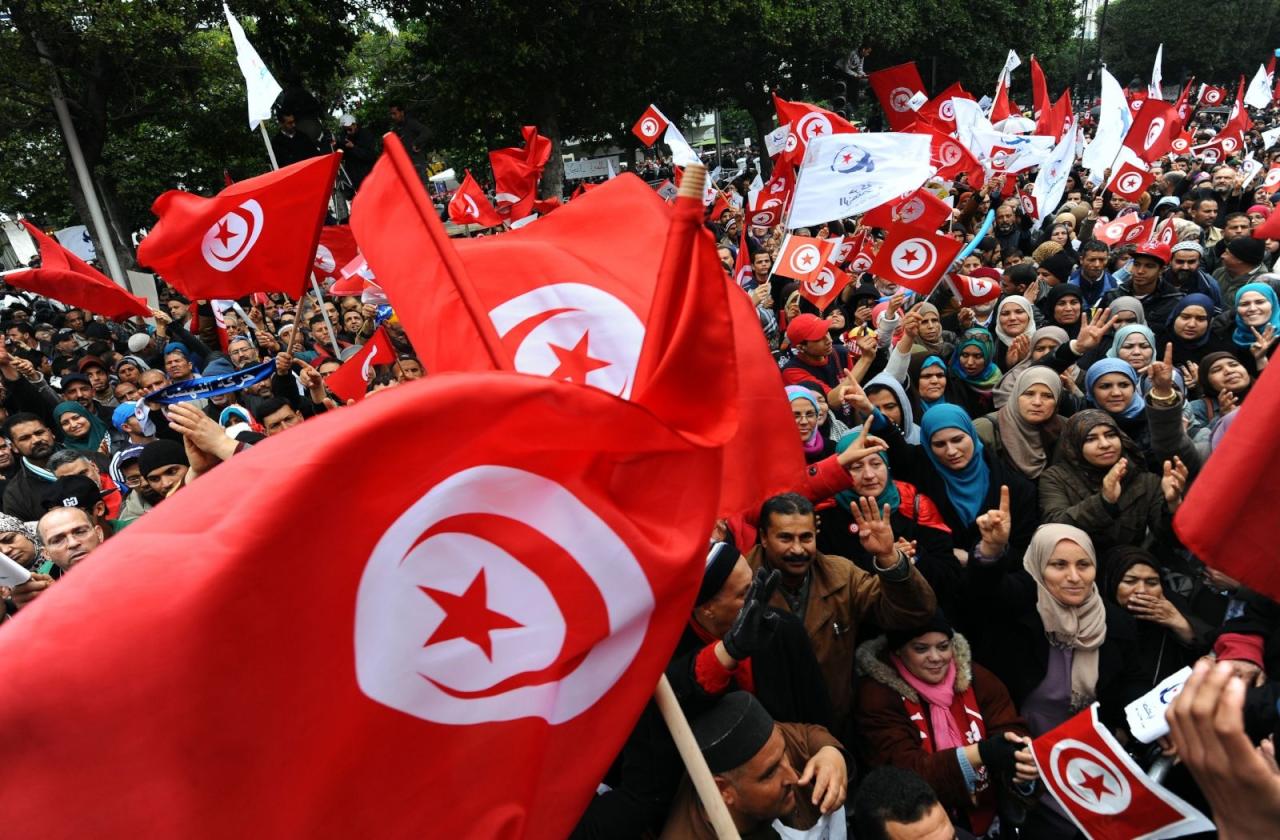 تونس: مثقفون يرفضون الانقلاب وترقب لتعيين رئيس الحكومة